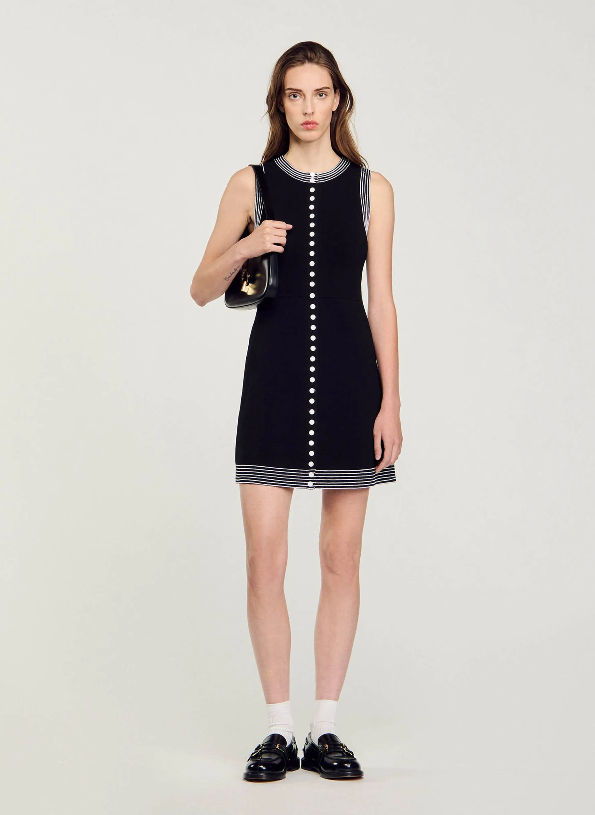 SANDRO Vestido corto con cuello redondo en negro