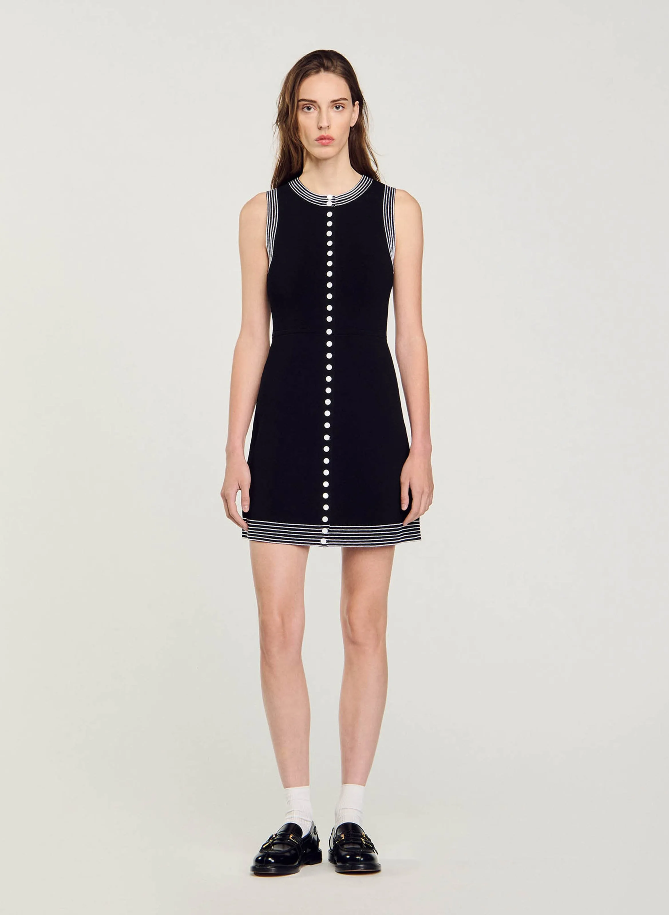 SANDRO Vestido corto con cuello redondo en negro