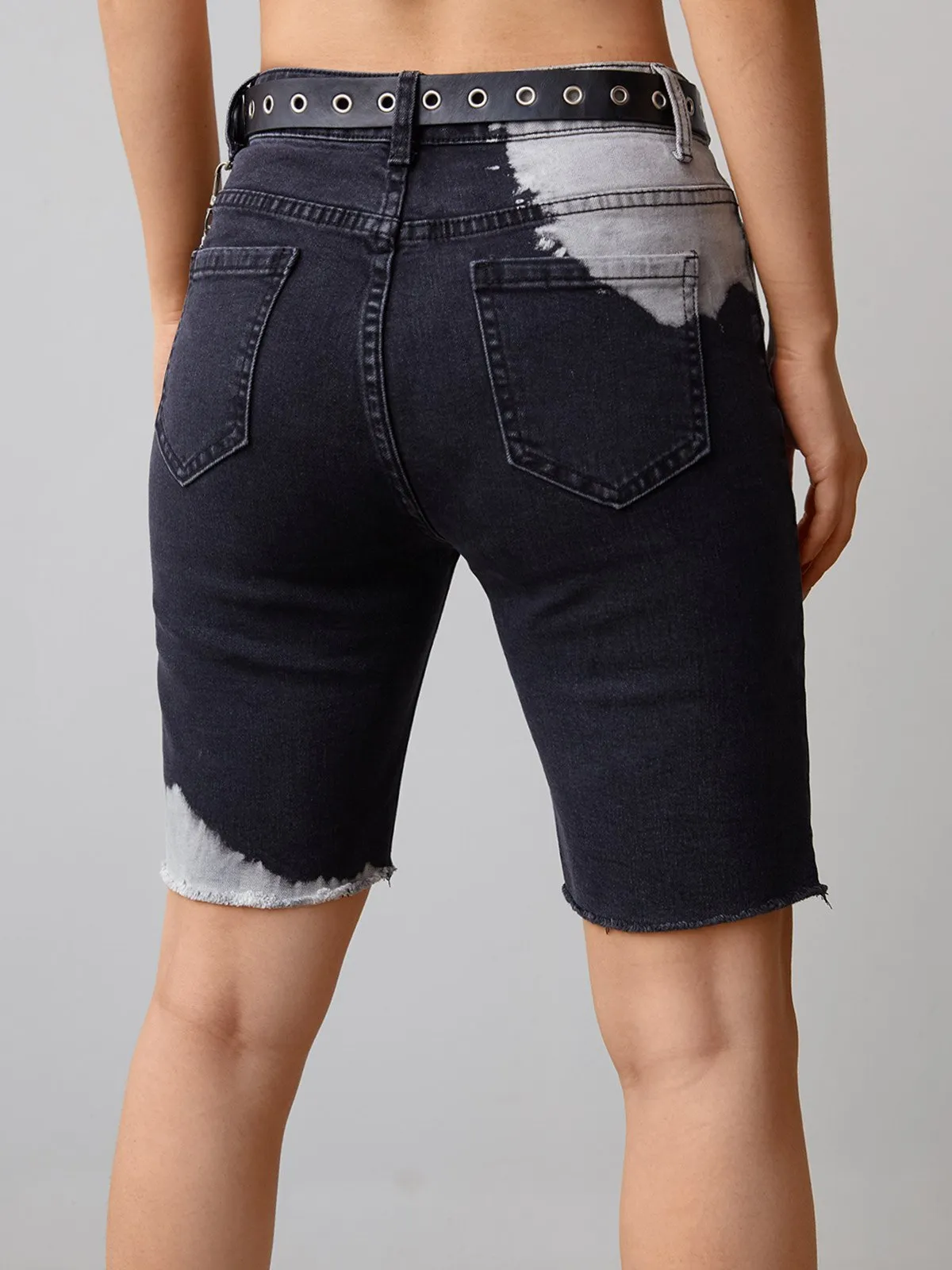 Shorts ciclistas de mezclilla blanqueados