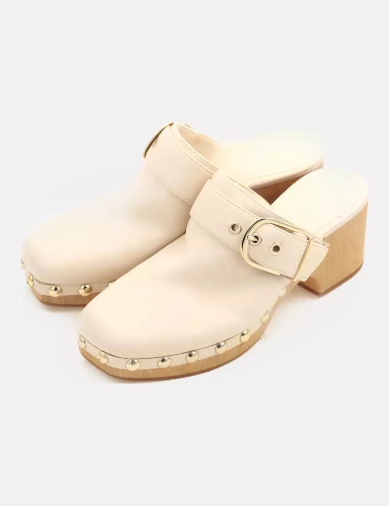 Stradivarius Zueco de tacón beige