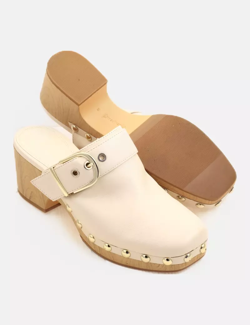 Stradivarius Zueco de tacón beige