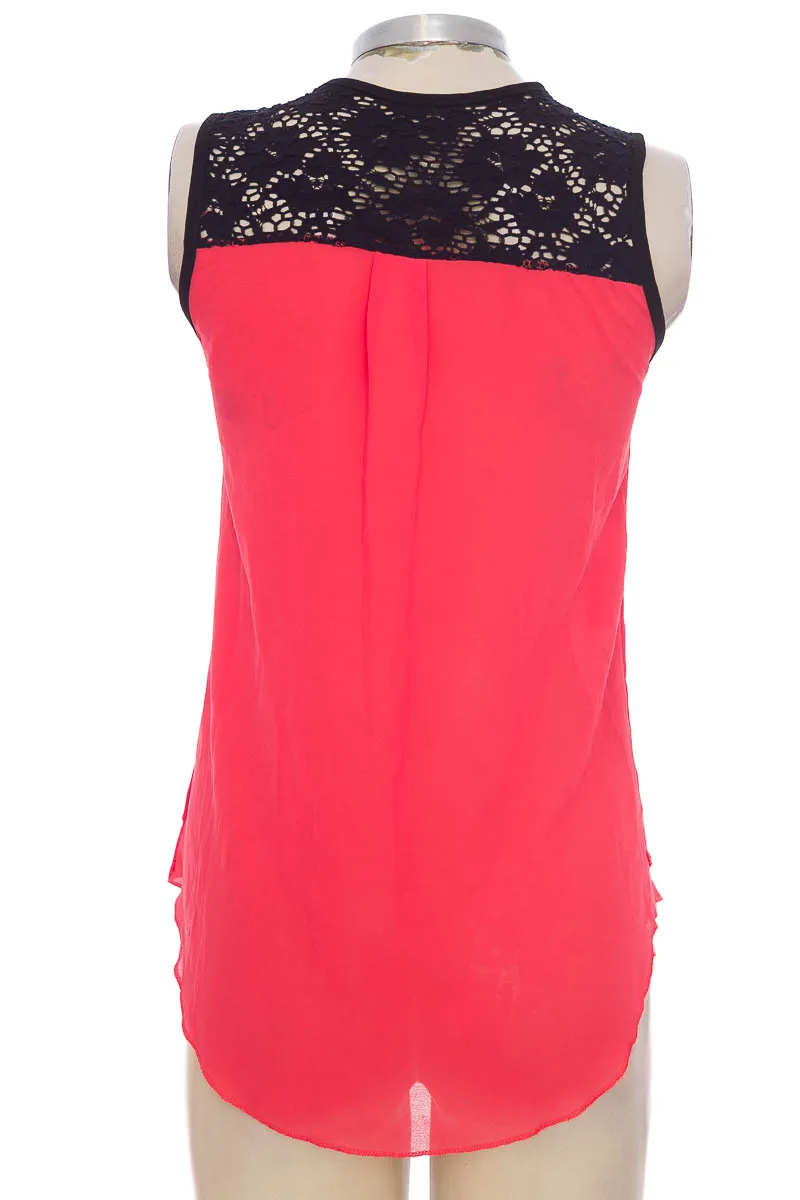 TOP / CAMISETA COLOR NARANJA  CLOSEANDO