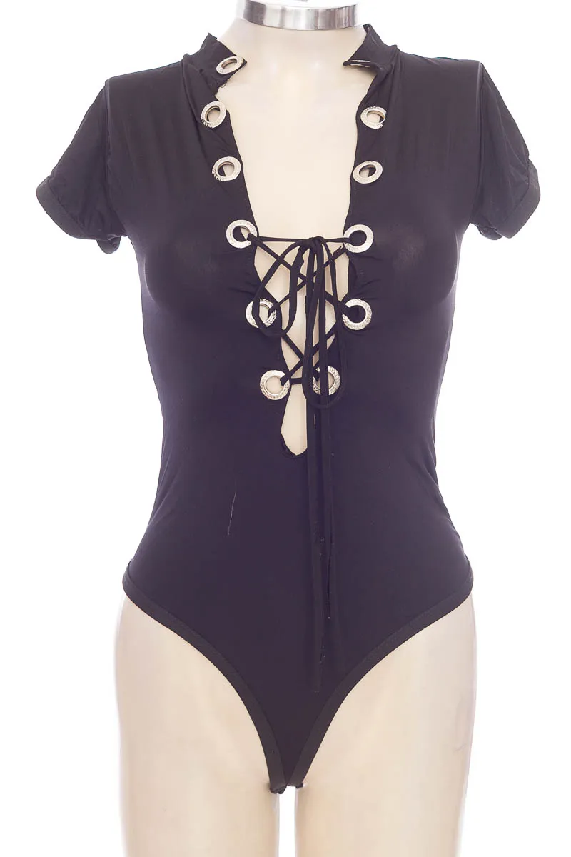 TOP / CAMISETA COLOR NEGRO  CLOSEANDO