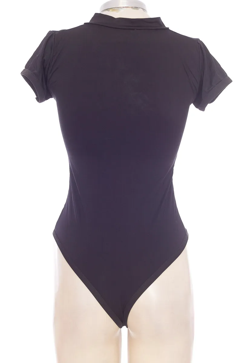 TOP / CAMISETA COLOR NEGRO  CLOSEANDO