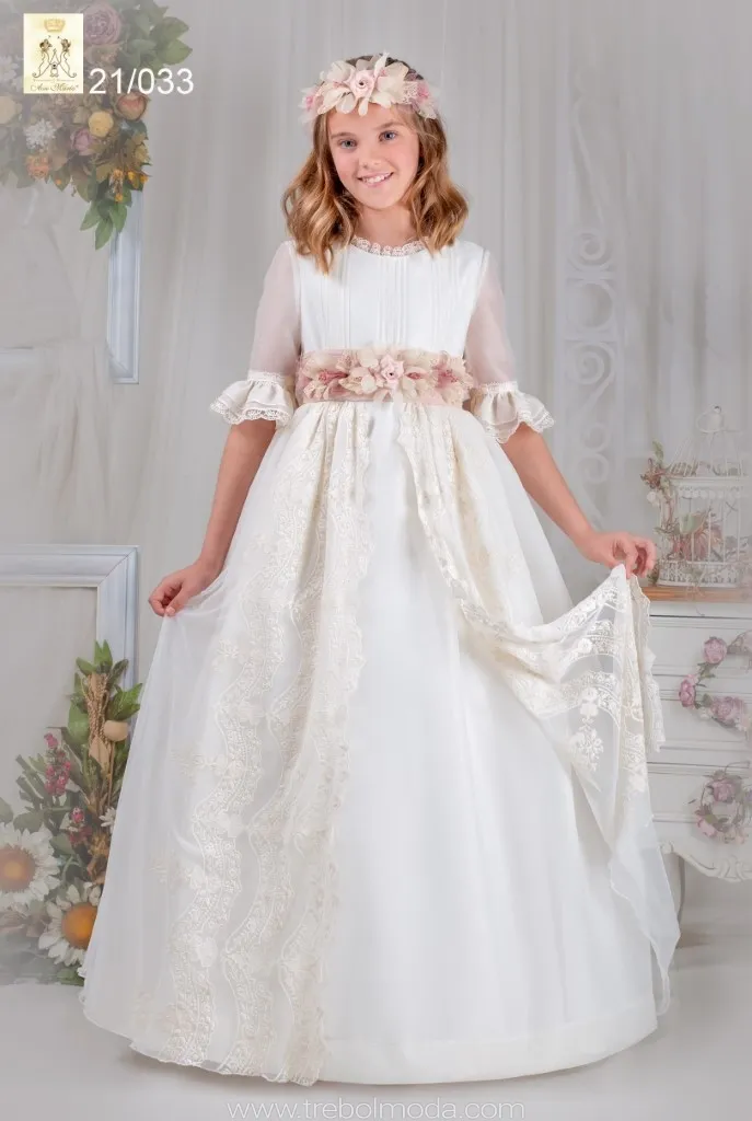 Vestido de comunión con la falda abierta