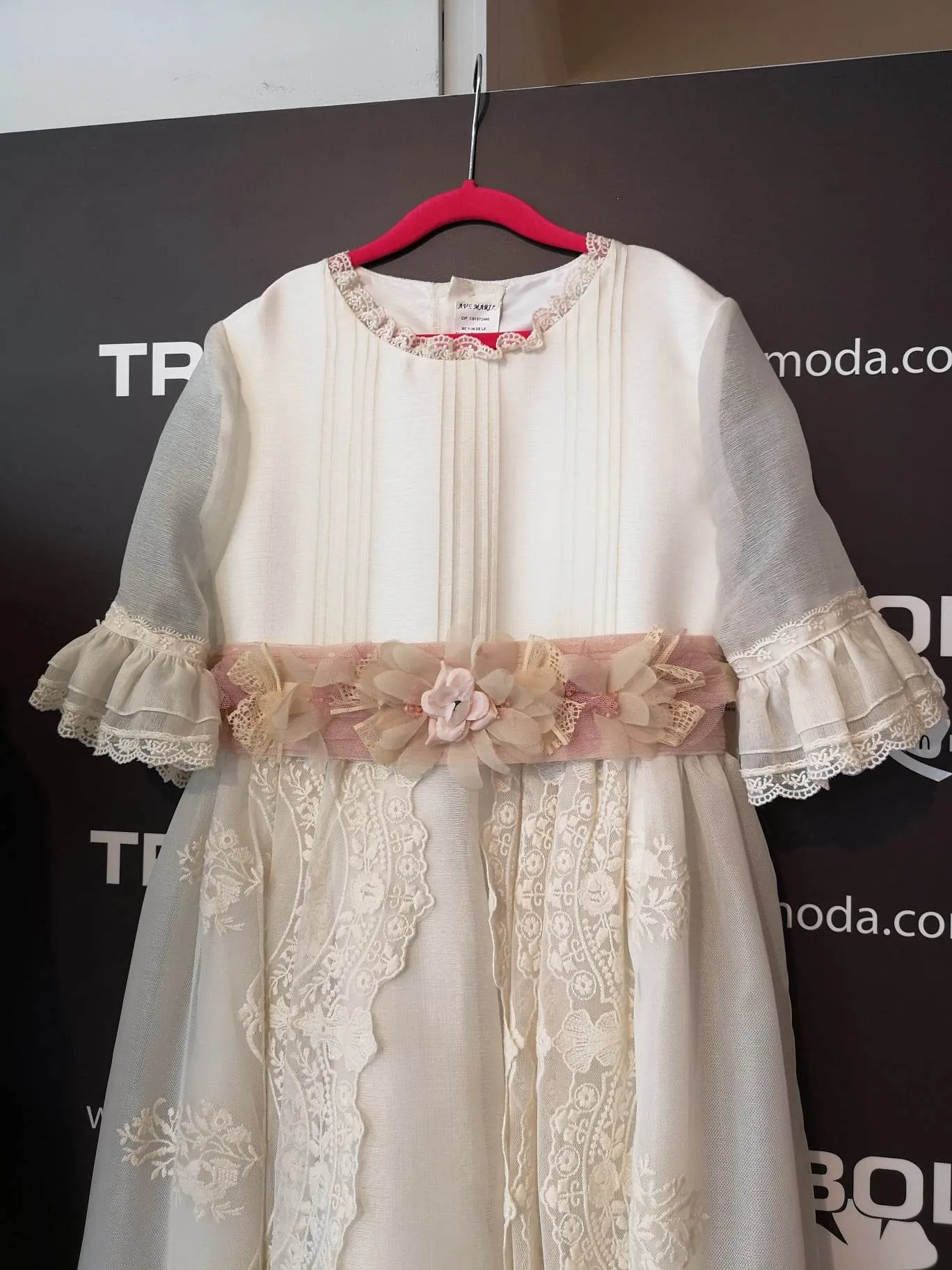 Vestido de comunión con la falda abierta