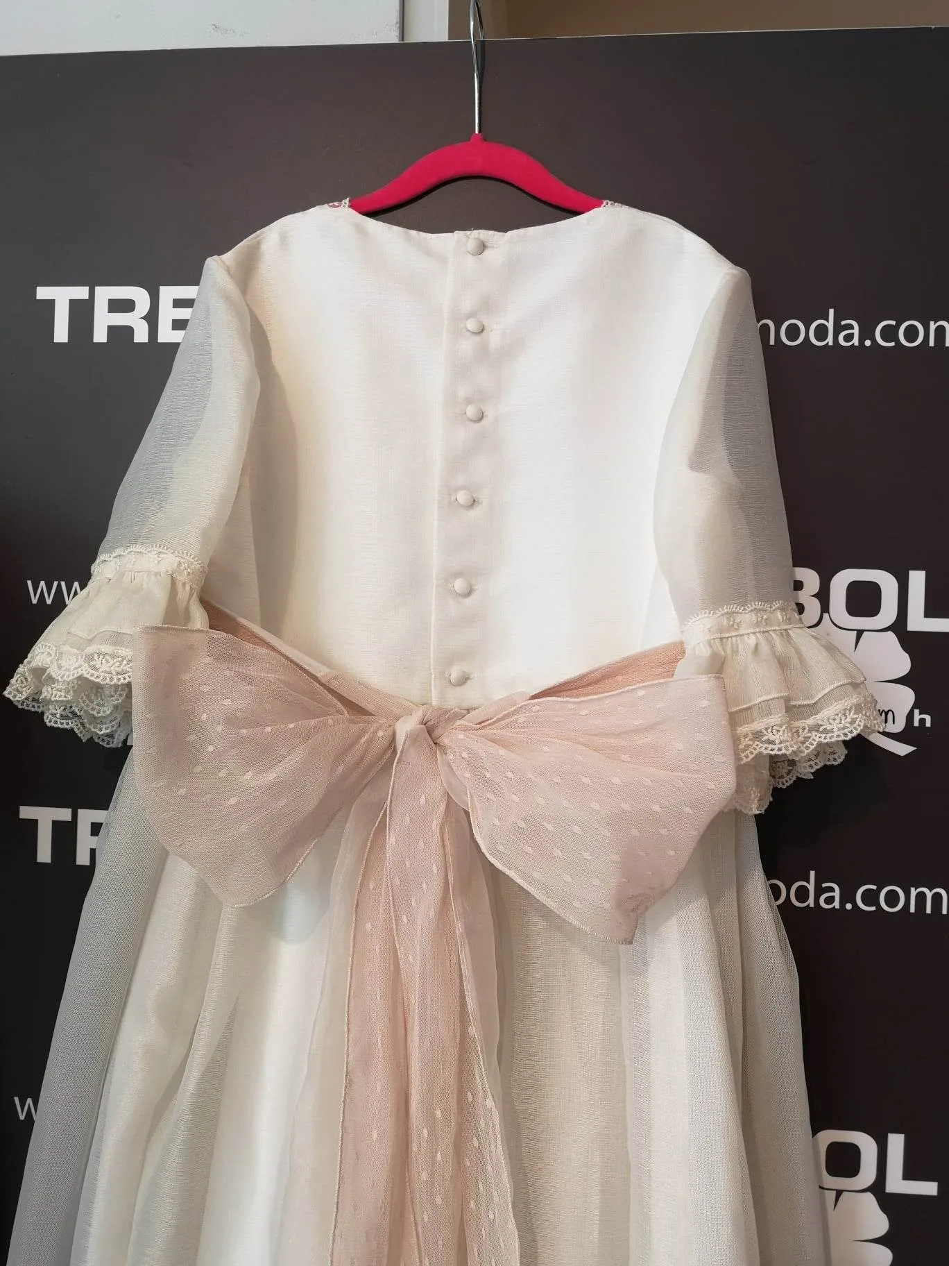 Vestido de comunión con la falda abierta