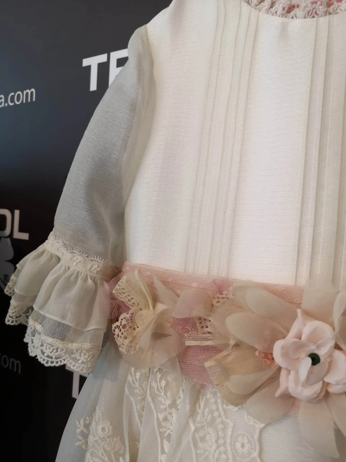 Vestido de comunión con la falda abierta