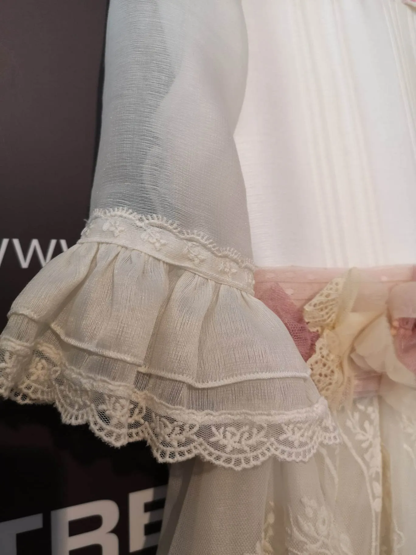 Vestido de comunión con la falda abierta