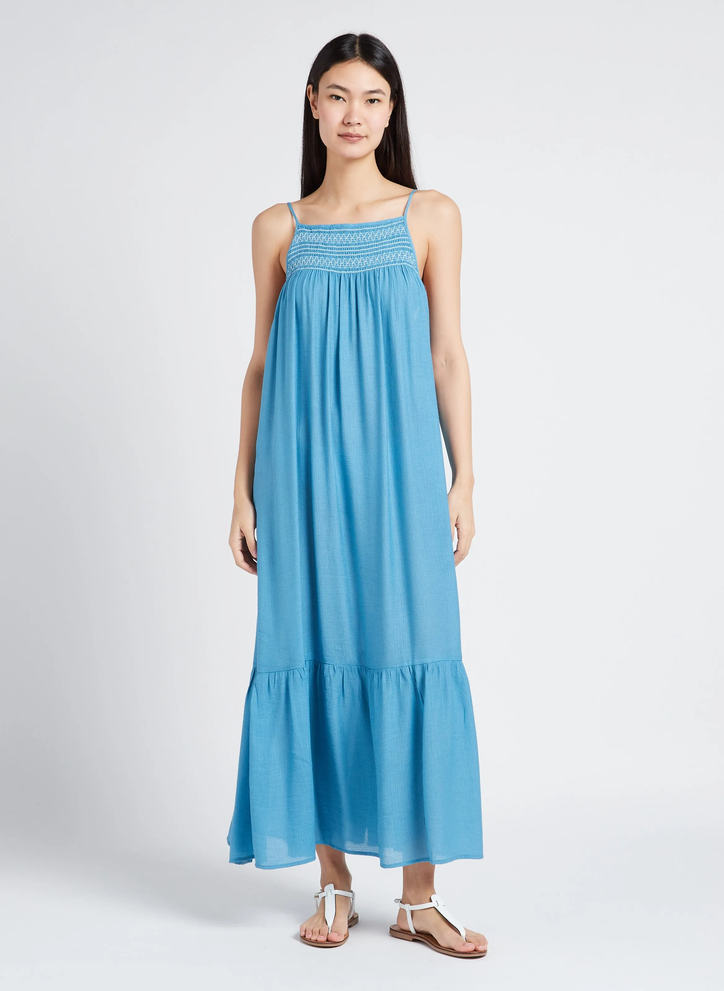 Vestido largo vaporoso de crepé gofrado en azul