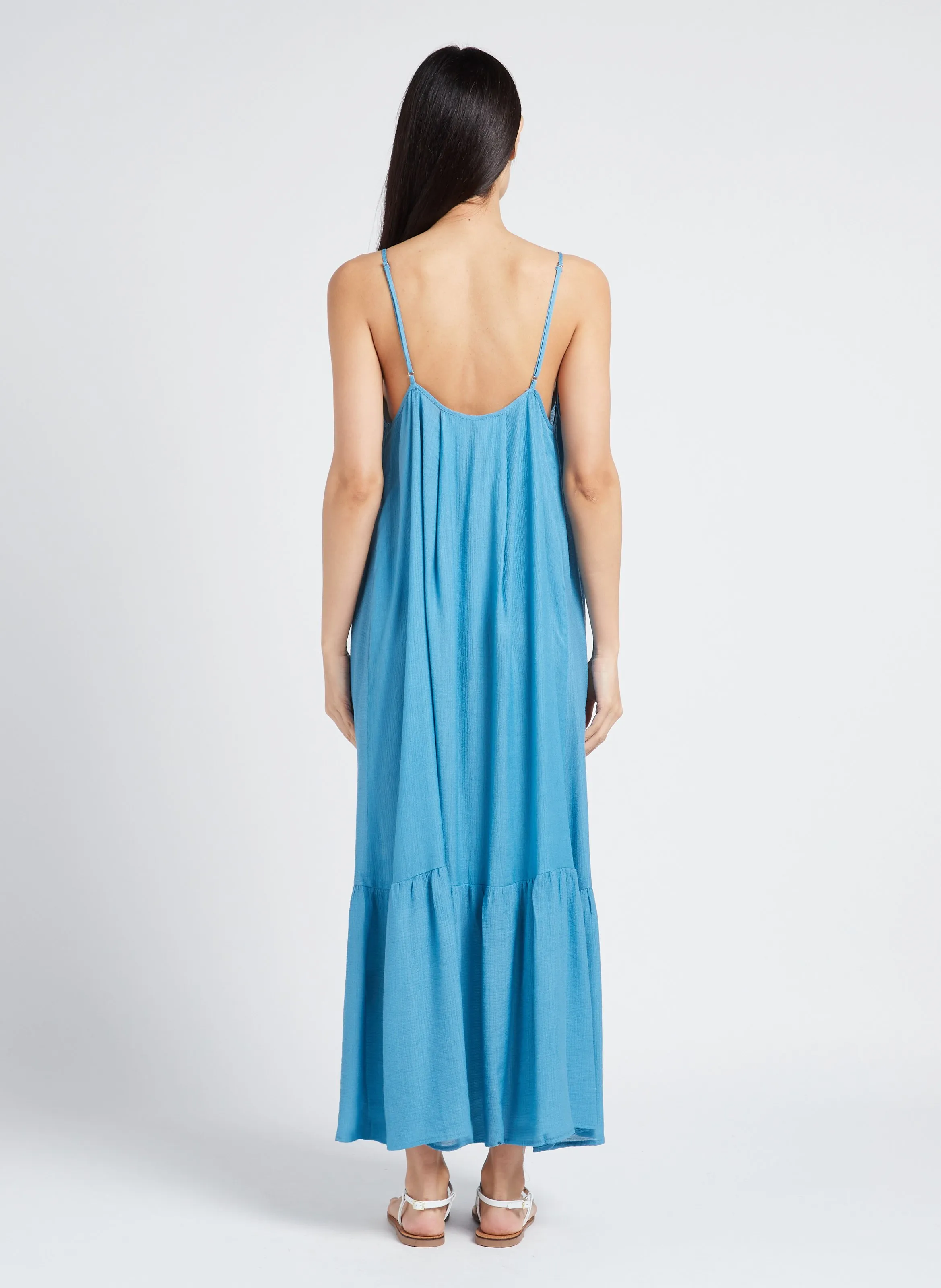Vestido largo vaporoso de crepé gofrado en azul