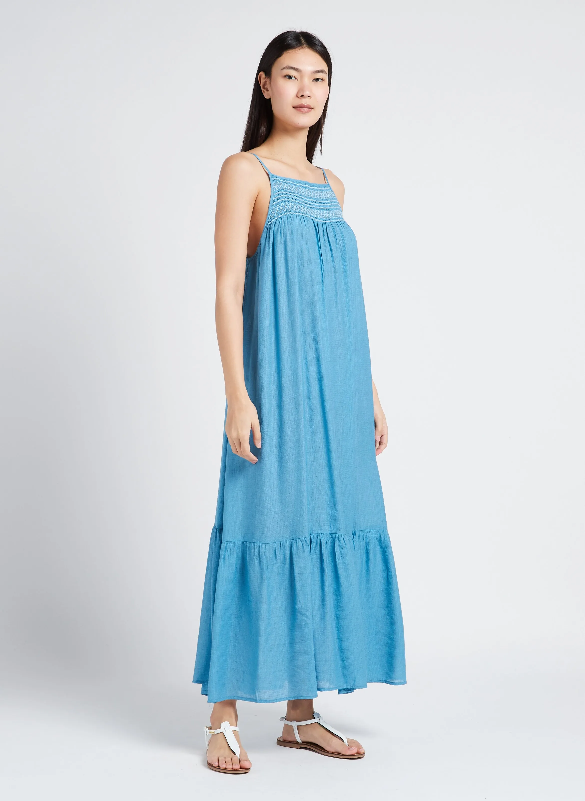 Vestido largo vaporoso de crepé gofrado en azul