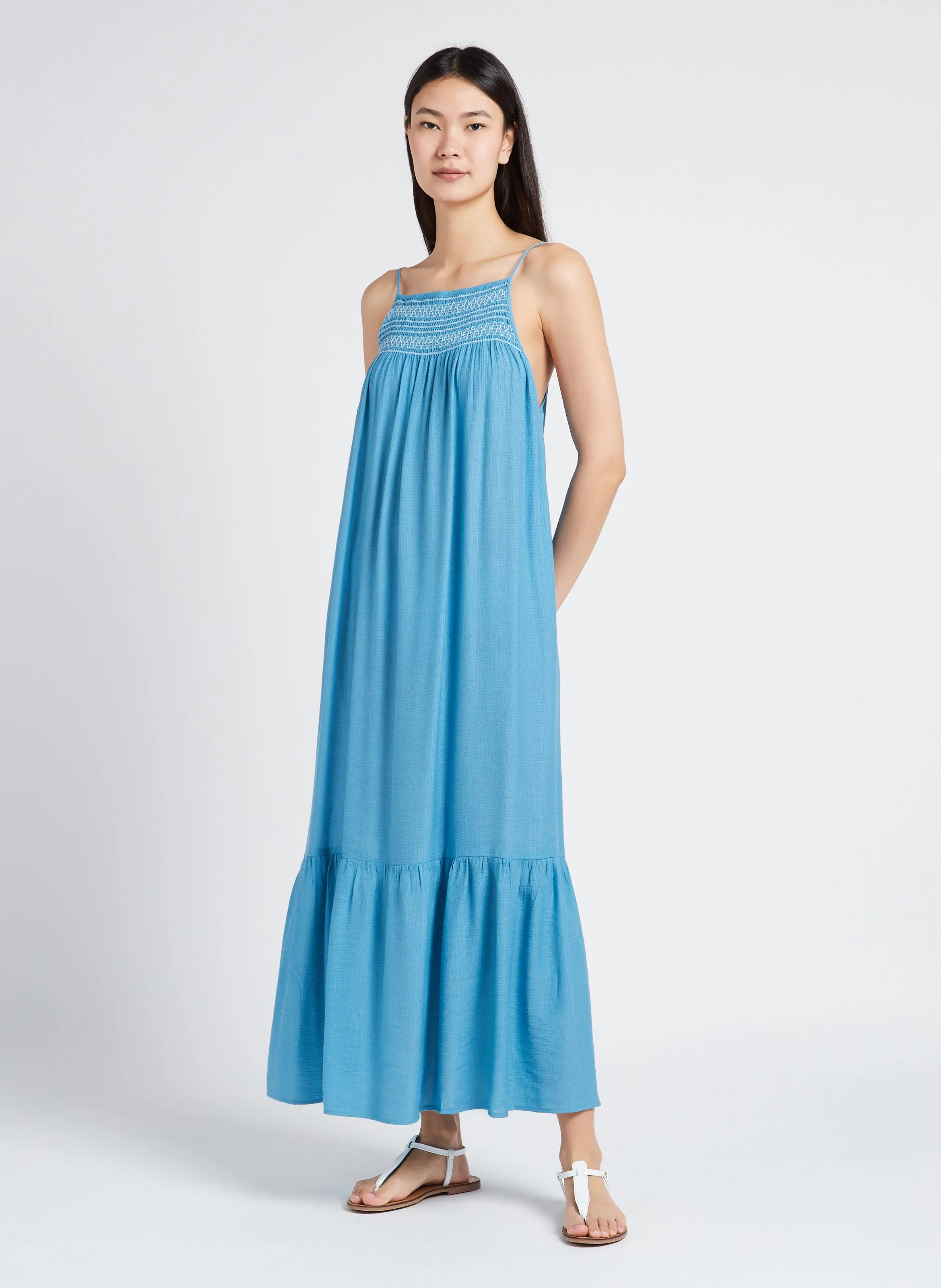 Vestido largo vaporoso de crepé gofrado en azul