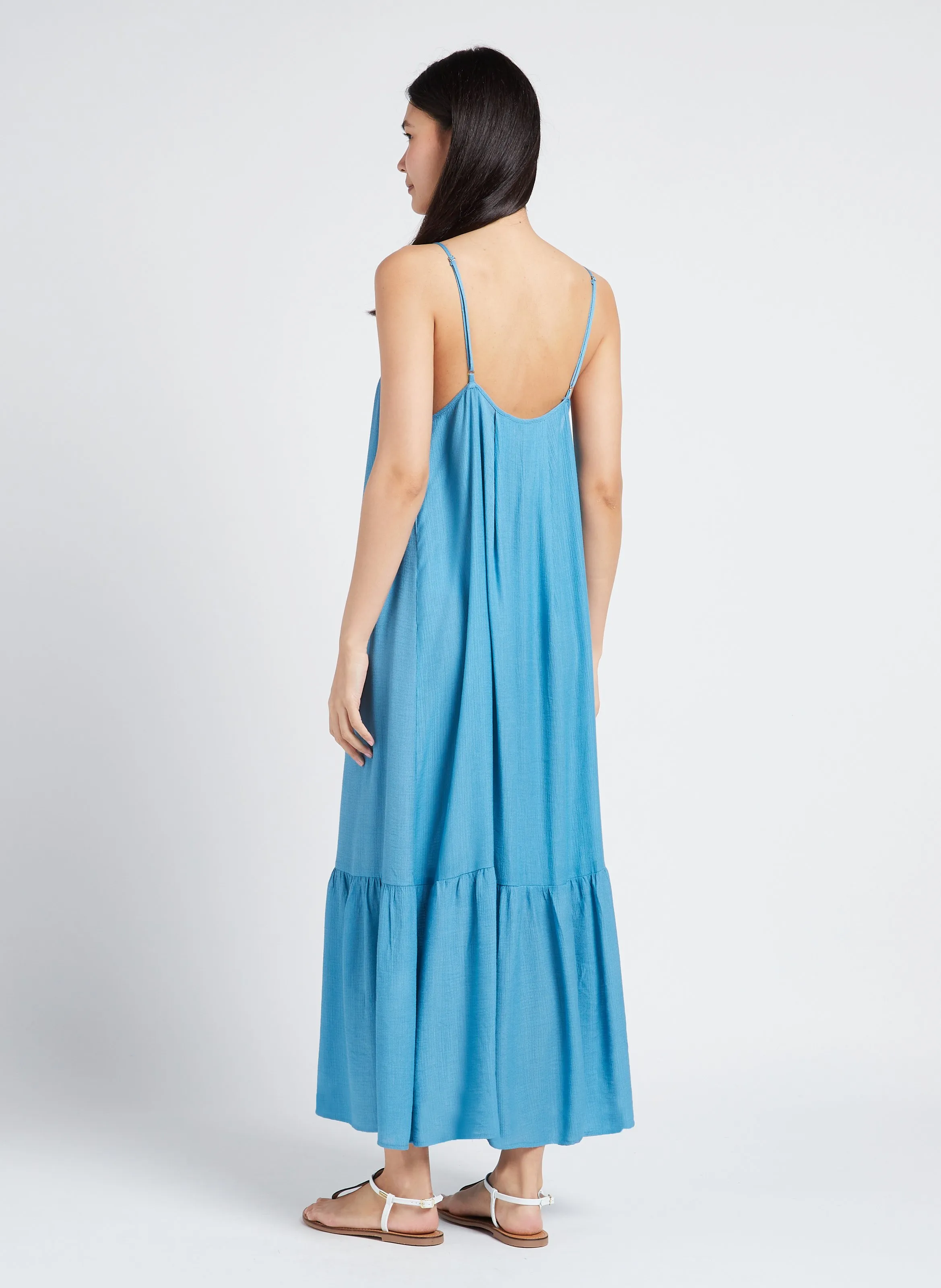 Vestido largo vaporoso de crepé gofrado en azul