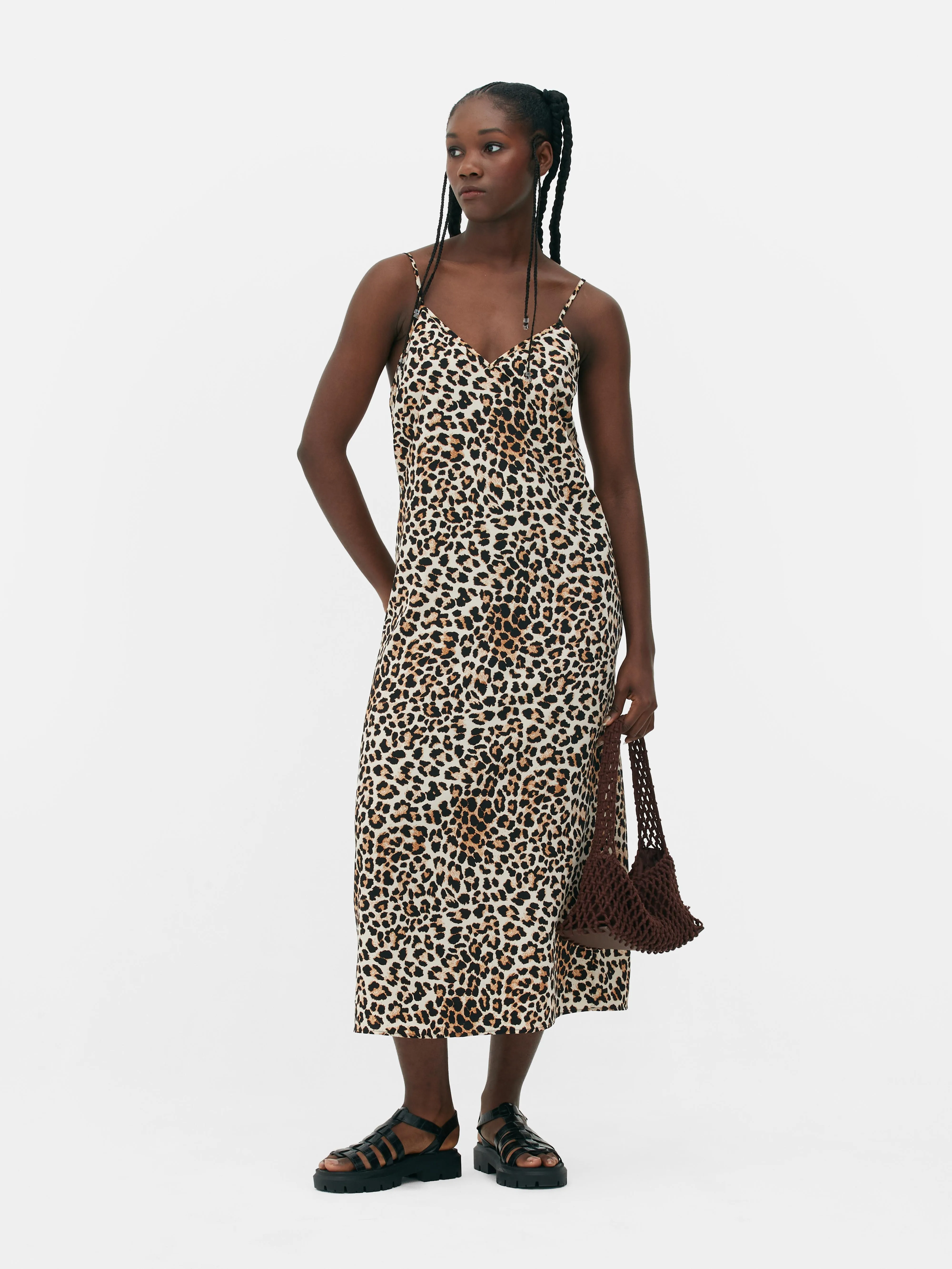 Vestido midi ceñido con estampado de leopardo