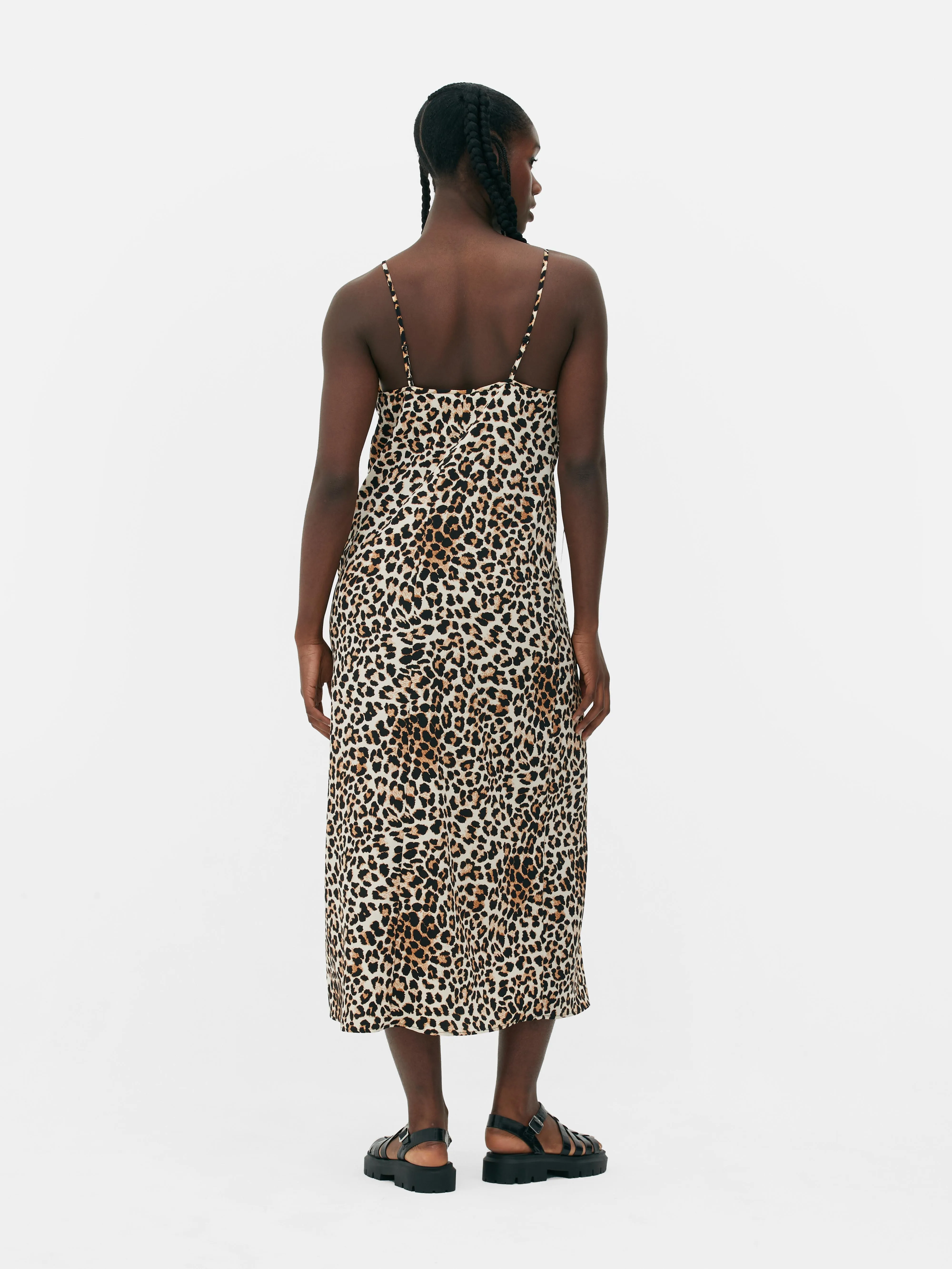 Vestido midi ceñido con estampado de leopardo