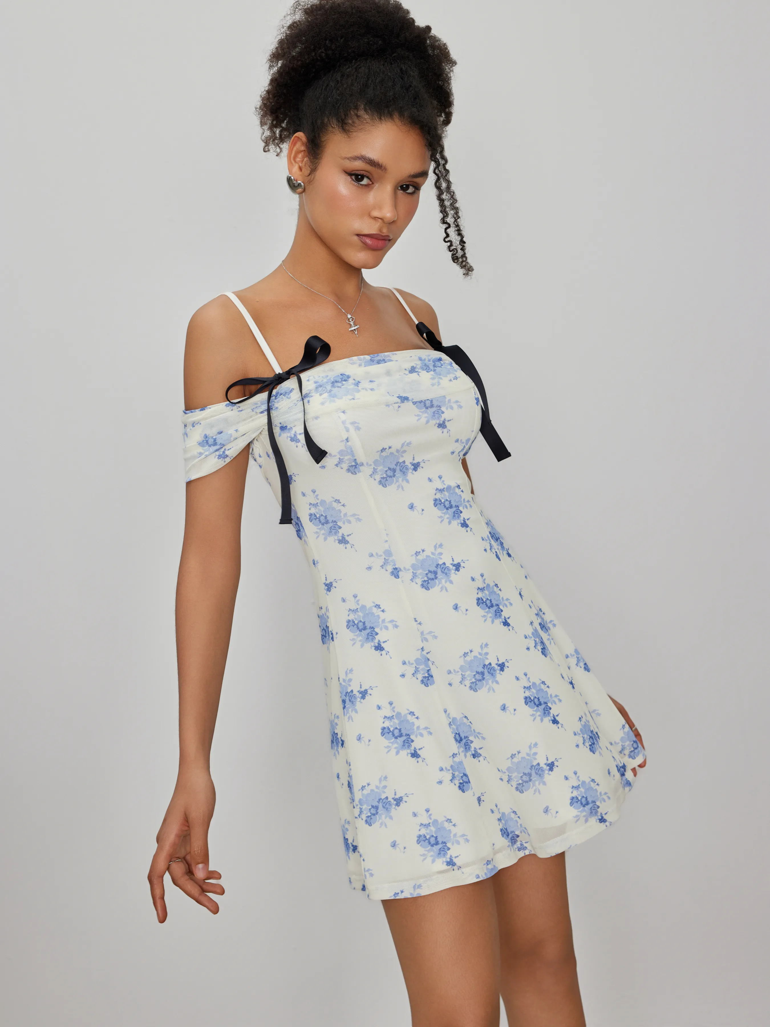 Vestido Mini Floral con Lazo Extraíble y Hombros Descubiertos para Vacaciones en la Playa de Santorini