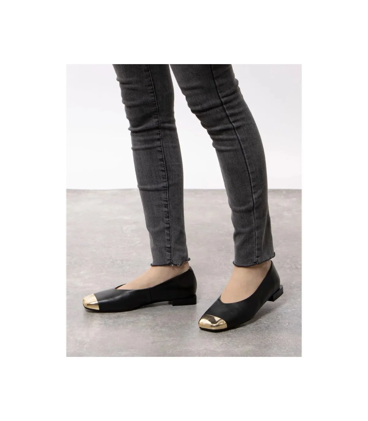 Zapato corte salón y puntera metalizada en negro de mujer