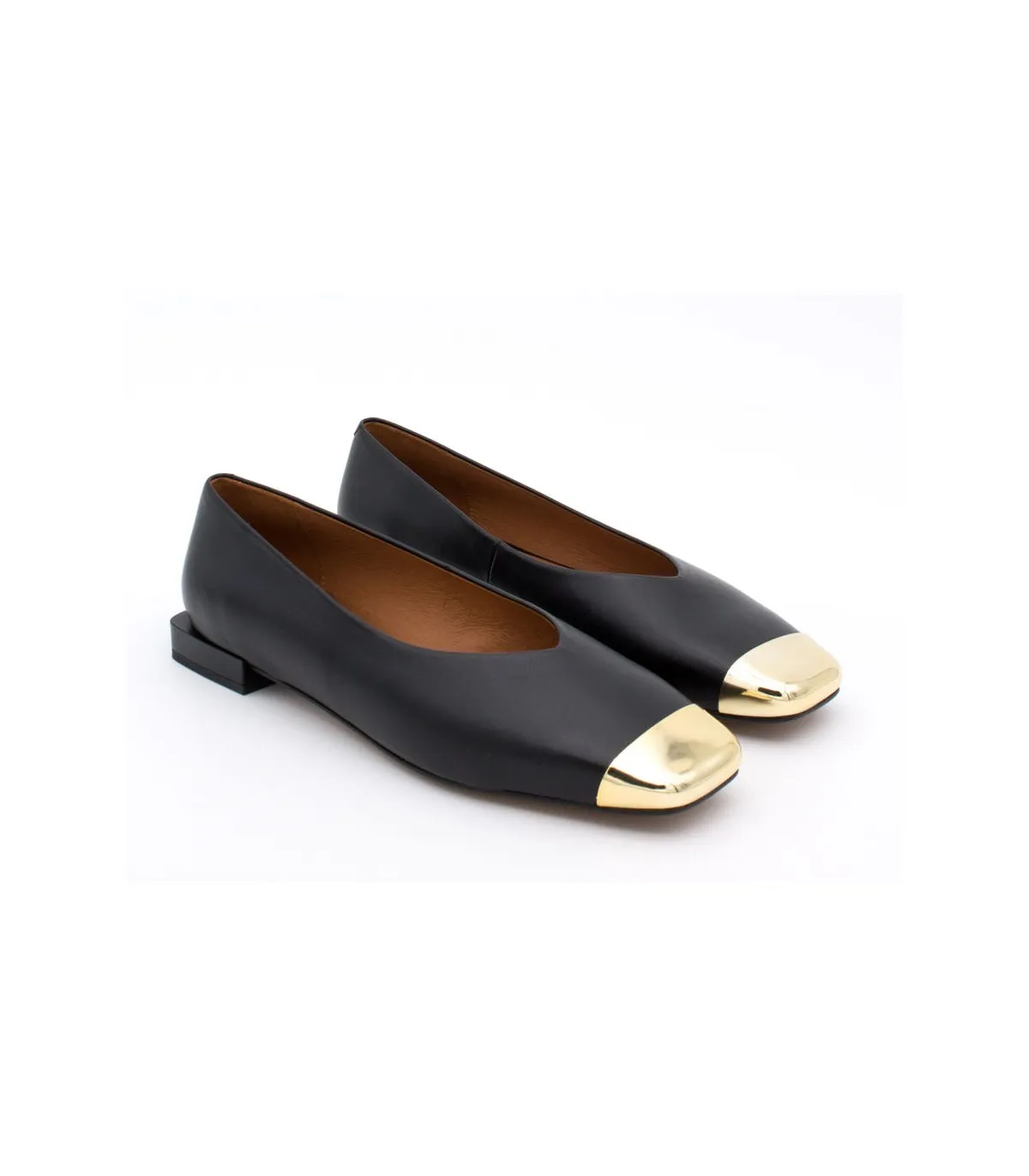 Zapato corte salón y puntera metalizada en negro de mujer