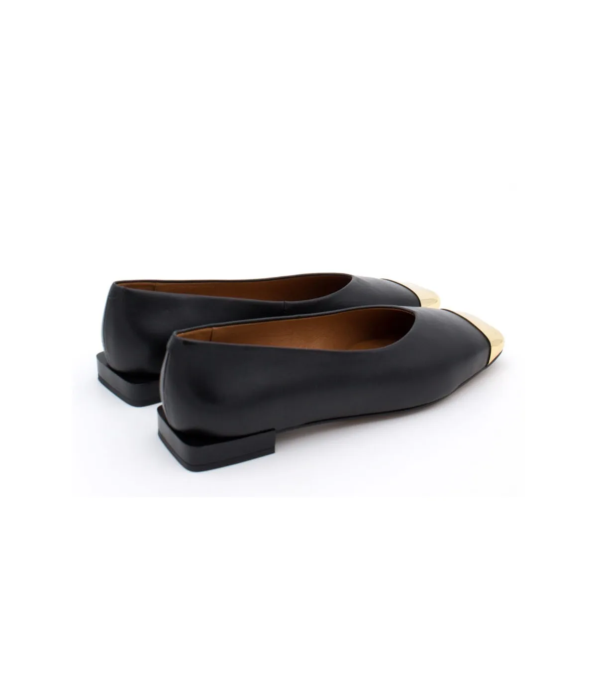Zapato corte salón y puntera metalizada en negro de mujer