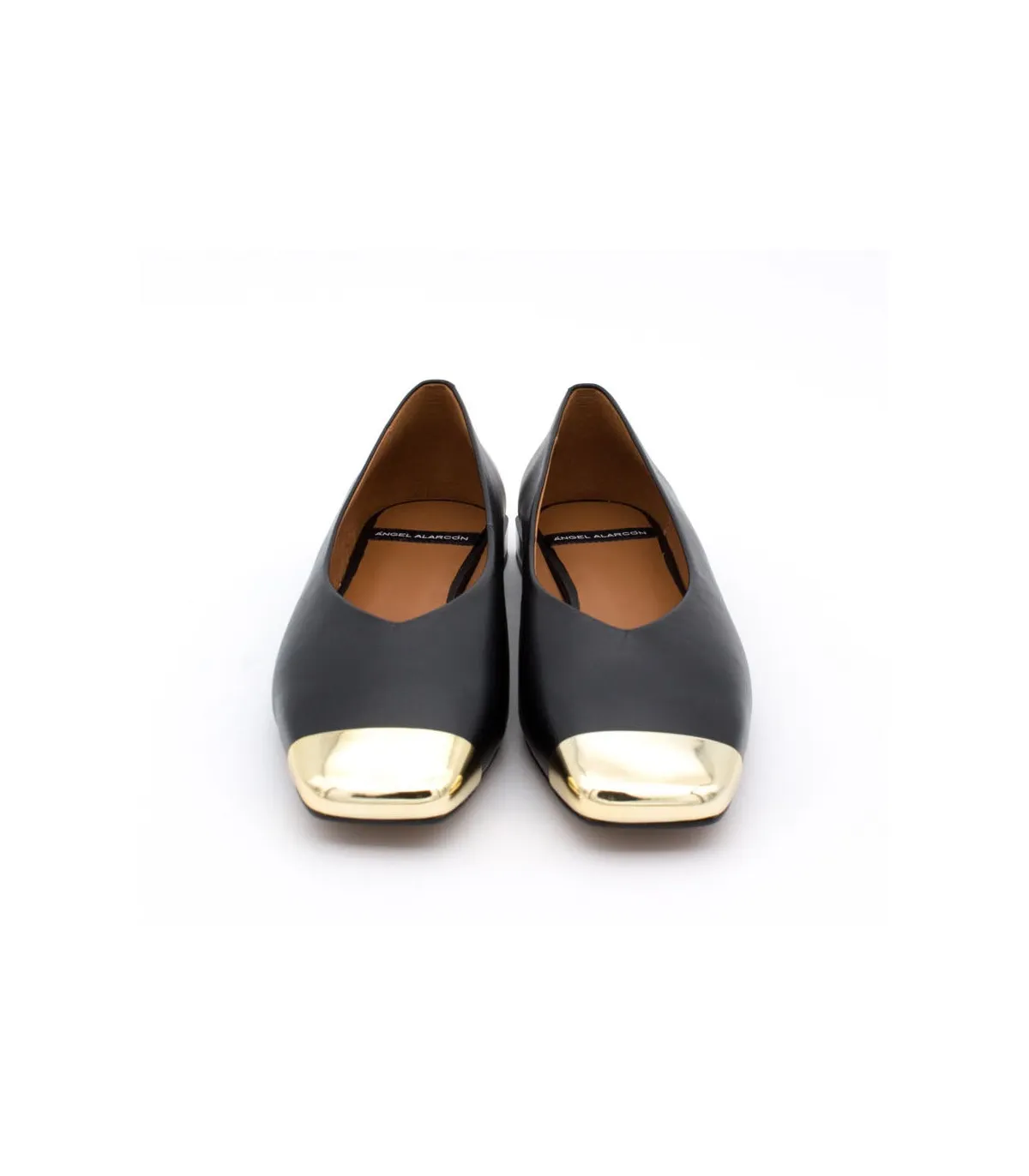 Zapato corte salón y puntera metalizada en negro de mujer