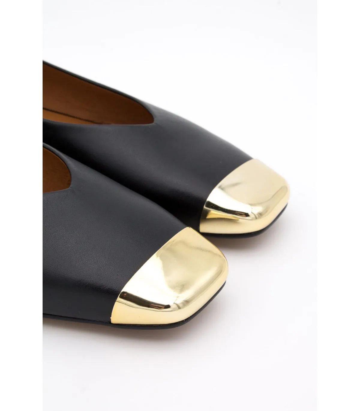Zapato corte salón y puntera metalizada en negro de mujer