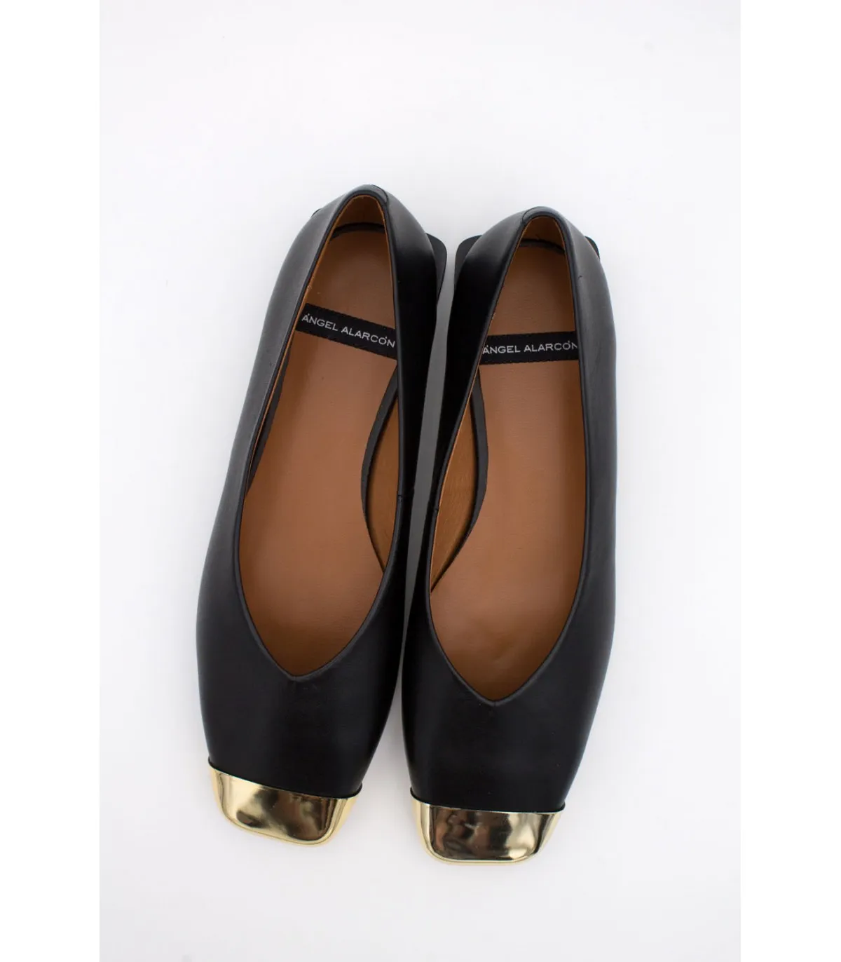Zapato corte salón y puntera metalizada en negro de mujer